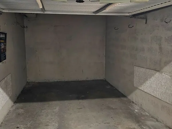 Grand GARAGE dans résidence sécurisée