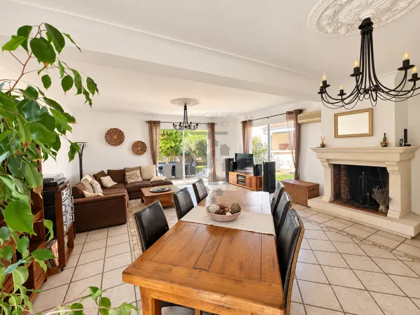 CADAUJAC Maison en pierre de caractère avec piscine, jardi