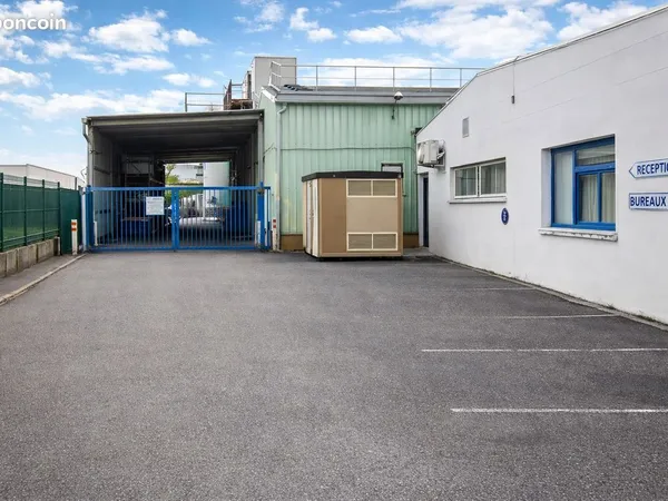 Site industriel indépendant 3 700 m² sur terrain clos 7 245 m² - Vaux-le-Pénil