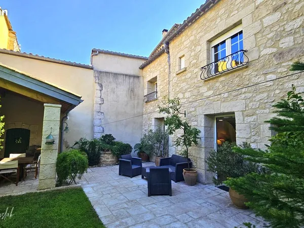 Élégante maison bourgeoise de caractère avec patio, garage et fort potentiel