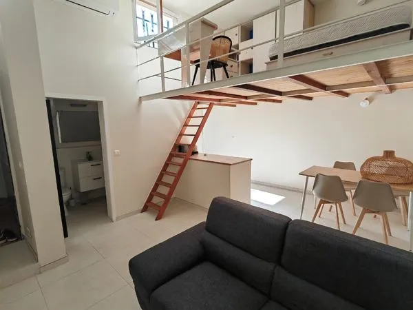Studio 25 m2 + mezzanine + petite cour