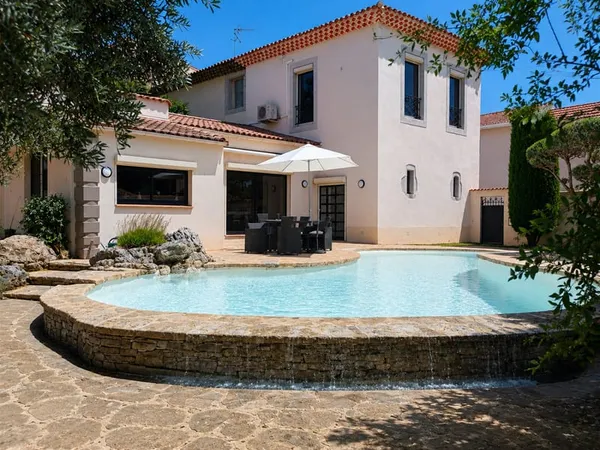 Béziers - Ancienne chapelle du Xe siècle réhabilitée en demeure d'exception avec piscine et jardin