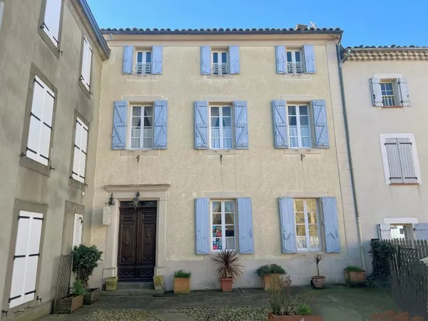 Ensemble de bâtiments de caractère comprenant une résidence principale, une maison d'amis et des jar
