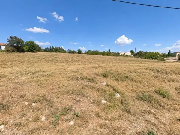 Terrain 740 m²