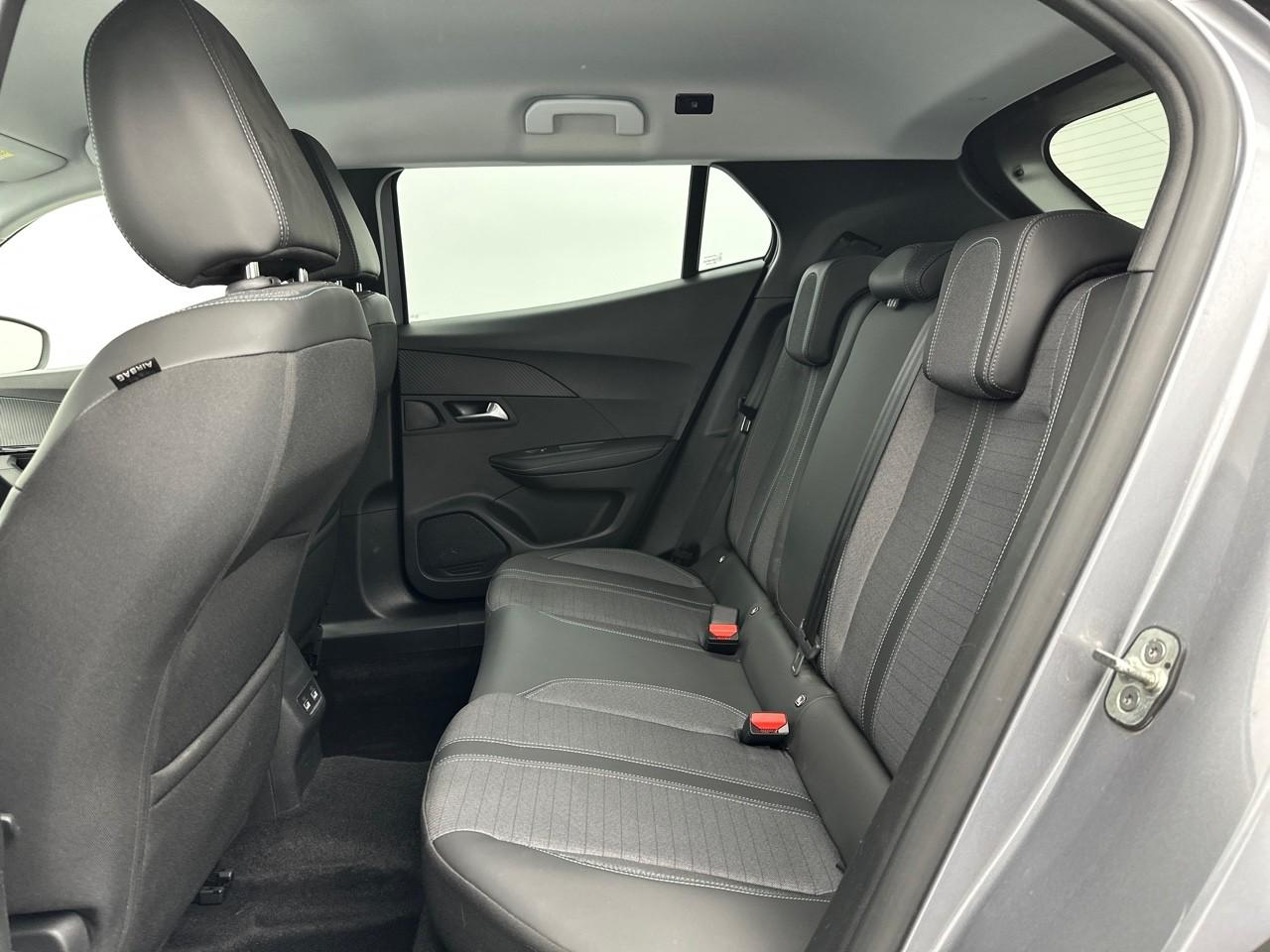 Peugeot 2008 puretech 130 s&s eat8 allure pack — photo 12