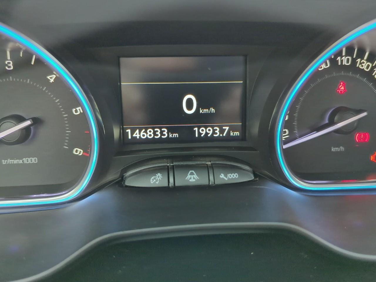 Peugeot 2008 bluehdi 100ch bvm6 allure — photo 25
