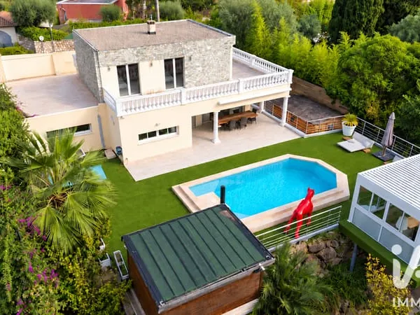 Maison 7 pièces 240 m²