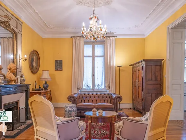 Maison de maître du XIX? siècle : un joyau rare en plein coeu