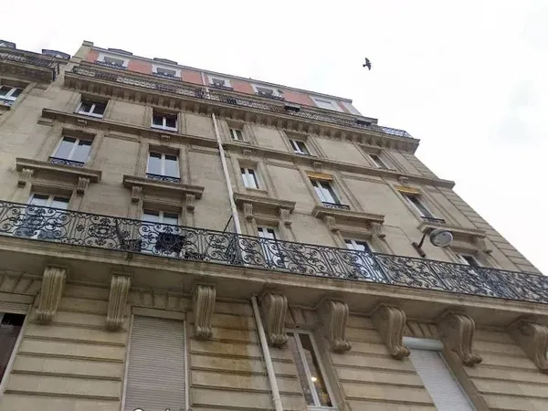 PARIS 17E — CHAMBRE DE SERVICE AVEC ASCENSEUR