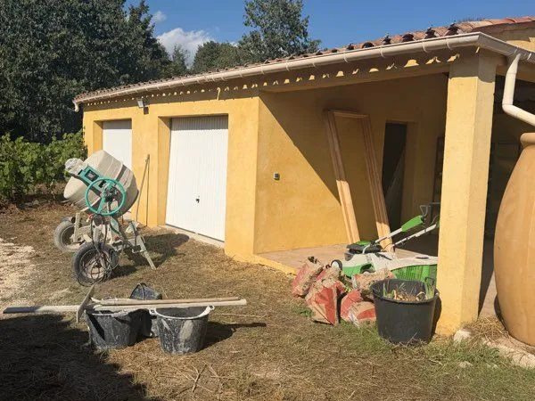 Location 2 garage + abris + 50 m2 terrain