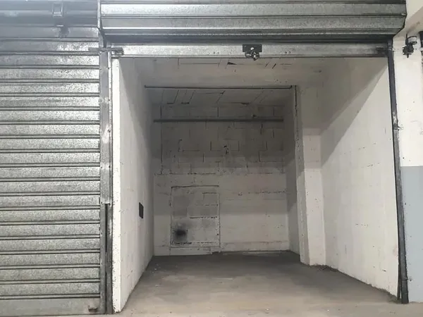 Parking garage box fermé et sécurisé dans résidence