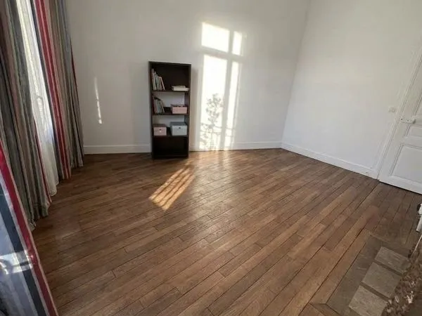 4 pièces haussmannien meublé de 97 m², 2e étage avec ascenseur, 3 balcons, Paris 15e