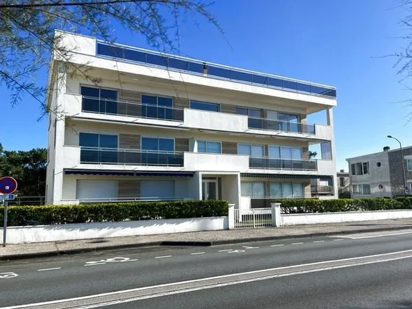 ROYAN 1ER LIGNE FACE OCÉAN APPARTEMENT COMPOSÉ DE 4 CHAMBRES