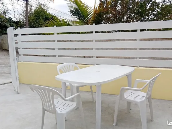 Chambre disponible en rez de chaussée avec terrasse