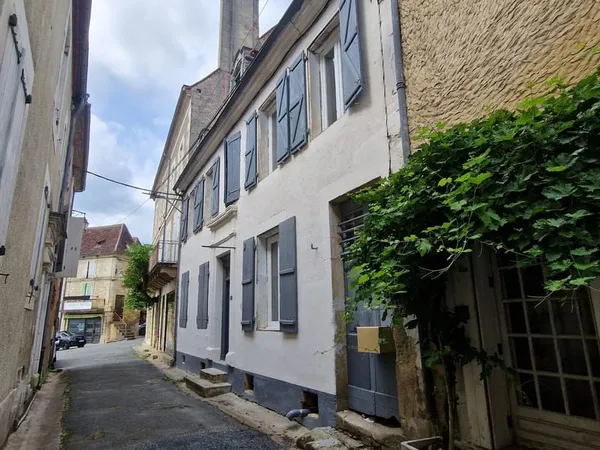 Maison ancienne 156m2 hab dont 4 chambres, rénovée récemment, proche des commerces.