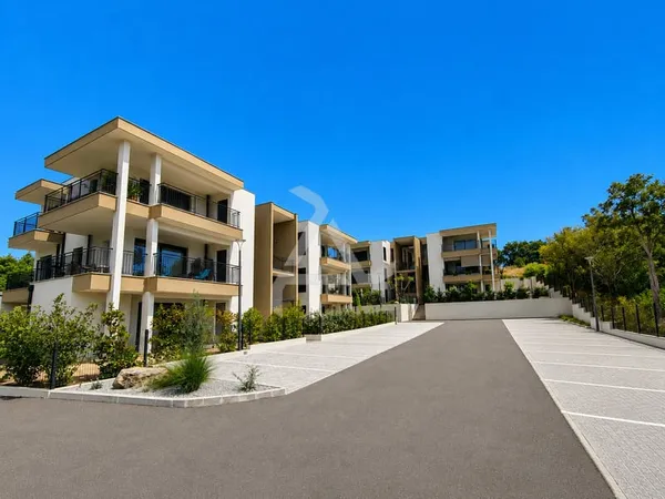 APPARTEMENT AVEC TERRASSE ET JARDIN PROCHE DU CENTRE-VILLE