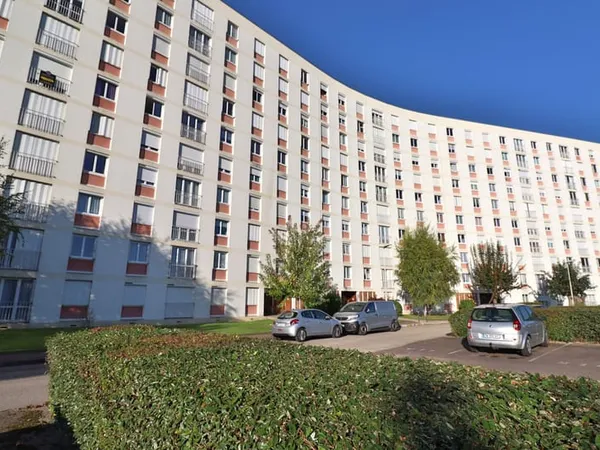 TROYES - PROCHE CENTRE VILLE - T1 MEUBLE AVEC PARKING