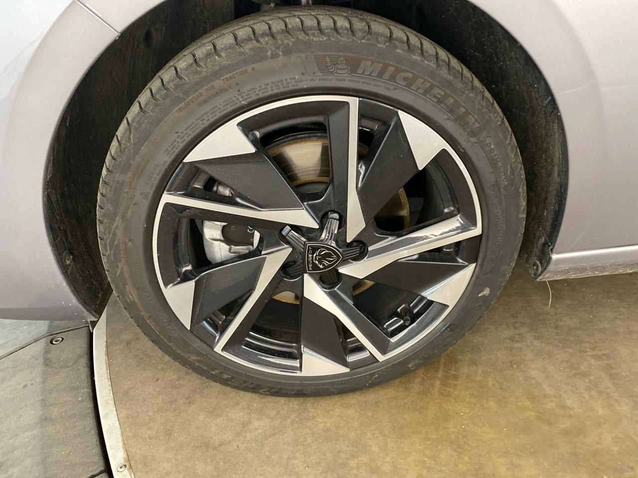 Peugeot 308 hybrid 145 e-dcs6 allure — photo 11