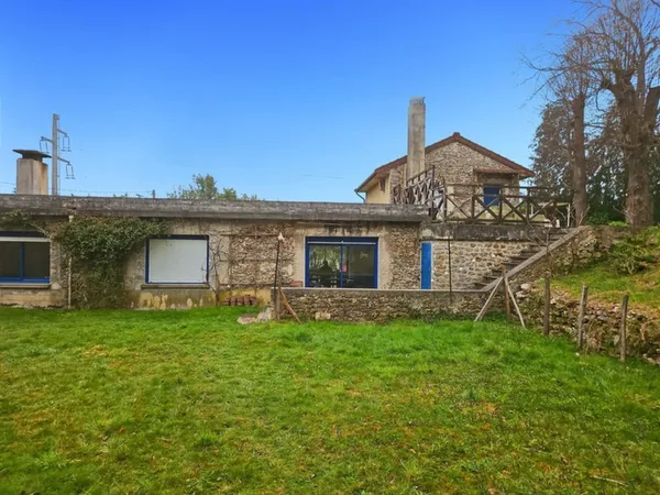 Au coeur de la nature, propriété d'exception de 18 000 M2 avec étang privé, 2 granges-maison chaleur