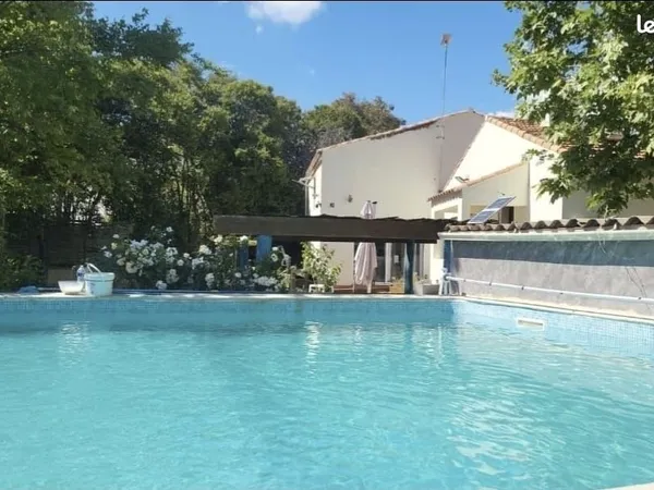 Loue chambre dans une villa piscine 5mn à pieds plages