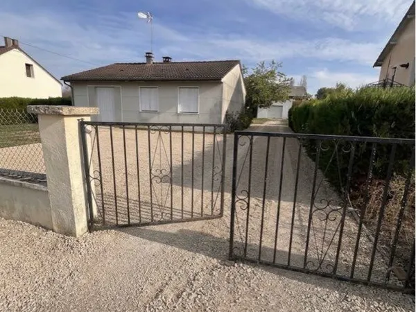 Maison avec garage et terrain