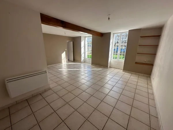 Ensemble immobilier de deux maisons ou grande maison familiale