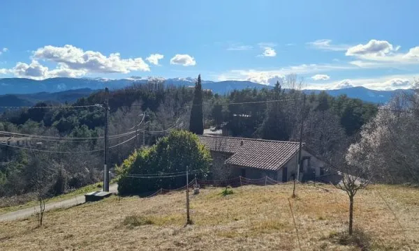 Propriété agricole de 2 maisons et 7,5Ha dans l'Esteron