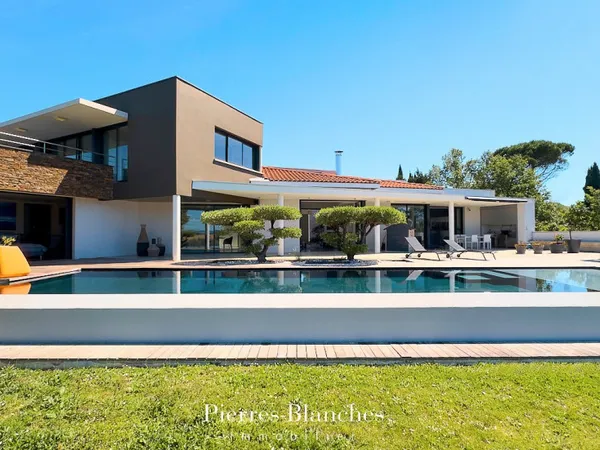Maison contemporaine 7 pièces 350 m²