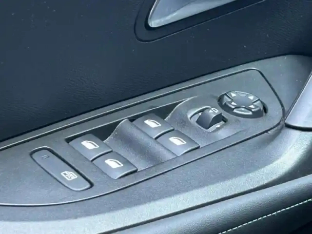Peugeot 2008 e- 136ch allure — photo 6