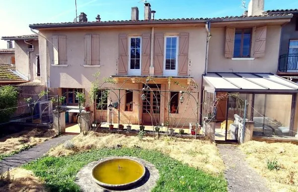 Grande maison de ville avec jardin.