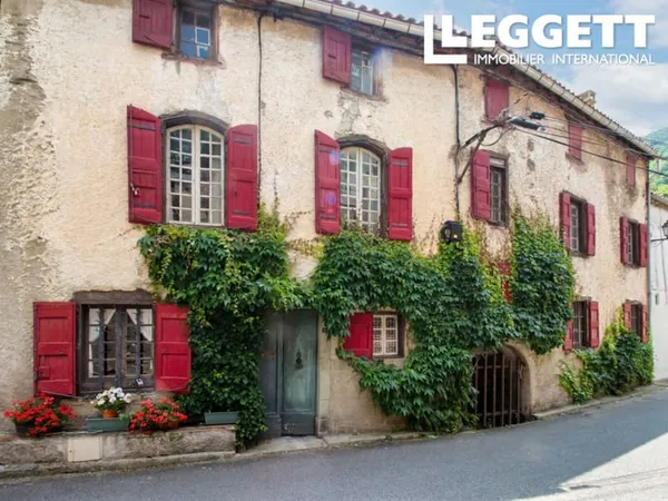 Nouveau prix intéressant pour cette maison de village spacieuse avec jardin au bord de la rivière.