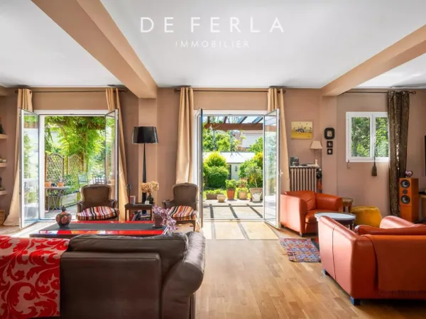 VERSAILLES - ÉLÉGANTE PROPRIÉTÉ FAMILIALE AVEC JARDIN ET DOUBLE