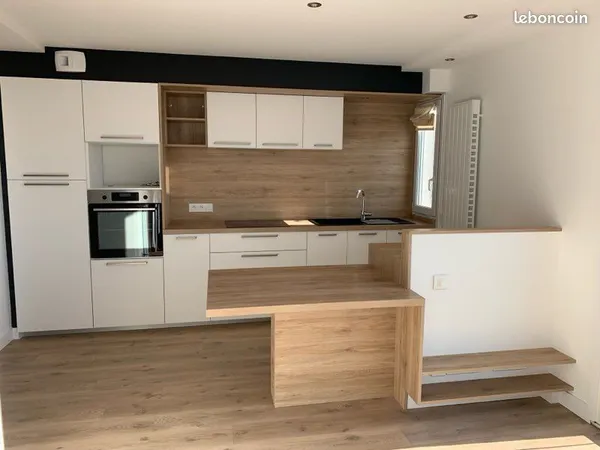 BEL APPARTEMENT 40M2 RENOVE QUARTIER SACRE CŒUR (CC comprises dont chauffage)