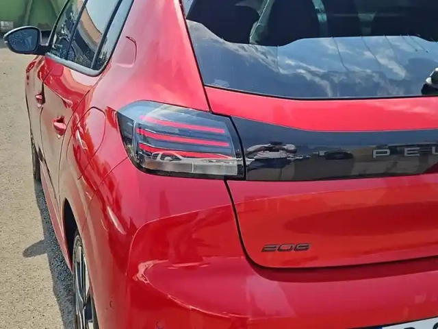 Peugeot 208 hybrid 100 e-dcs6 — photo 17