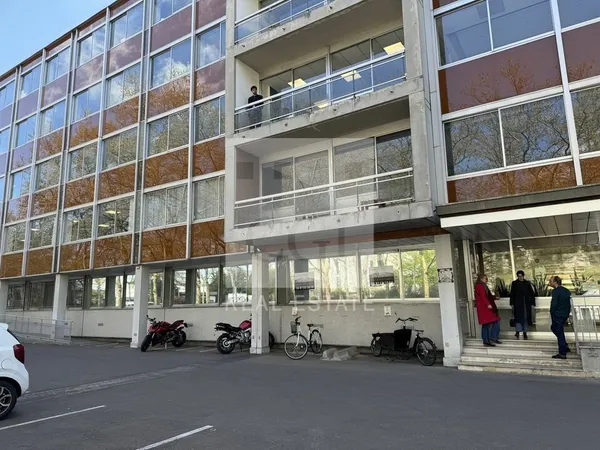Local professionnel 68 m²