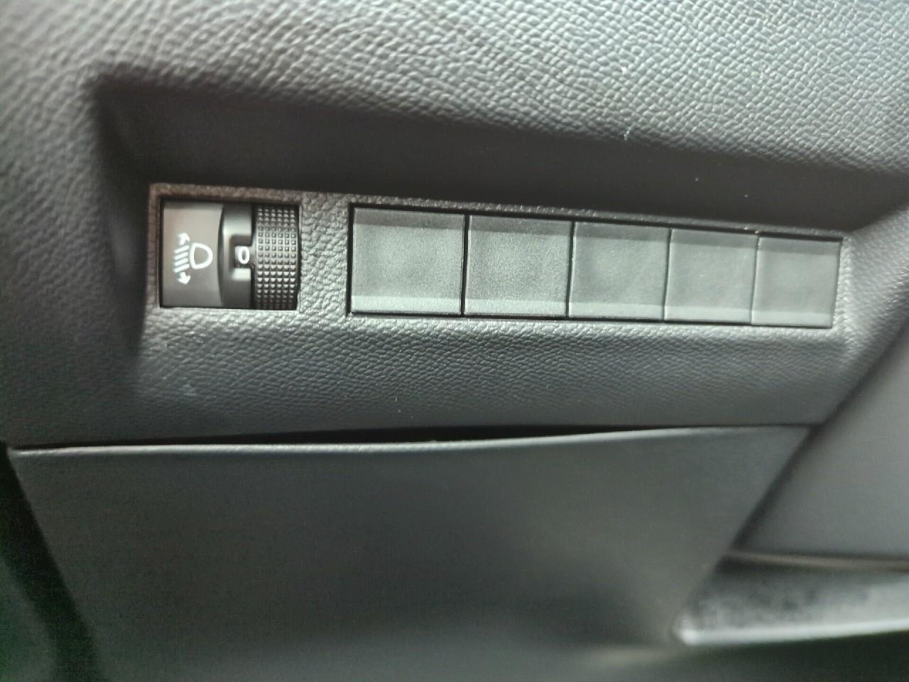 Peugeot 2008 hybrid 145 ch e-dcs6 allure — photo 21
