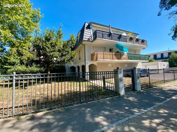F2 au 2ème et dernier étage d'une petite résidence avec balcon, parking privatif et garage