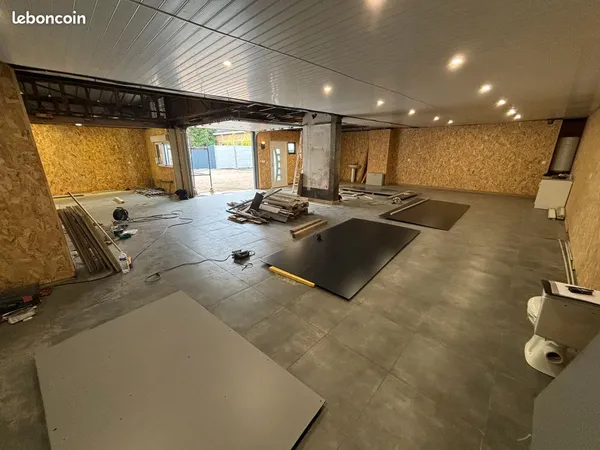 Local professionnel- atelier-show room. Rosendael CHD