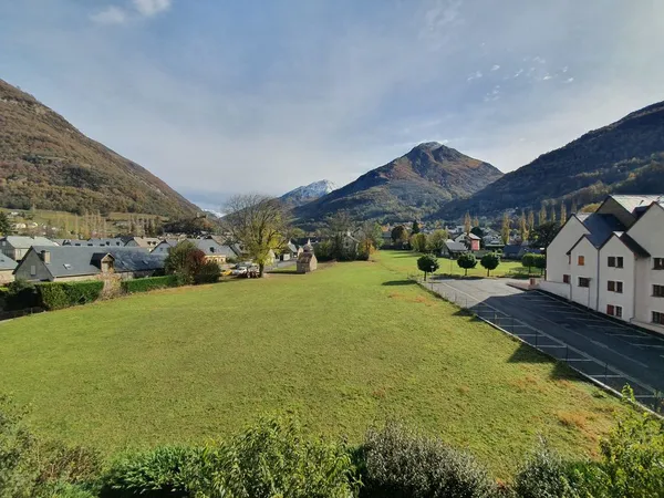 Appartement T3 avec balcon donnant sur le chateau de Luz-Saint-Sauveur - 5 personnes
