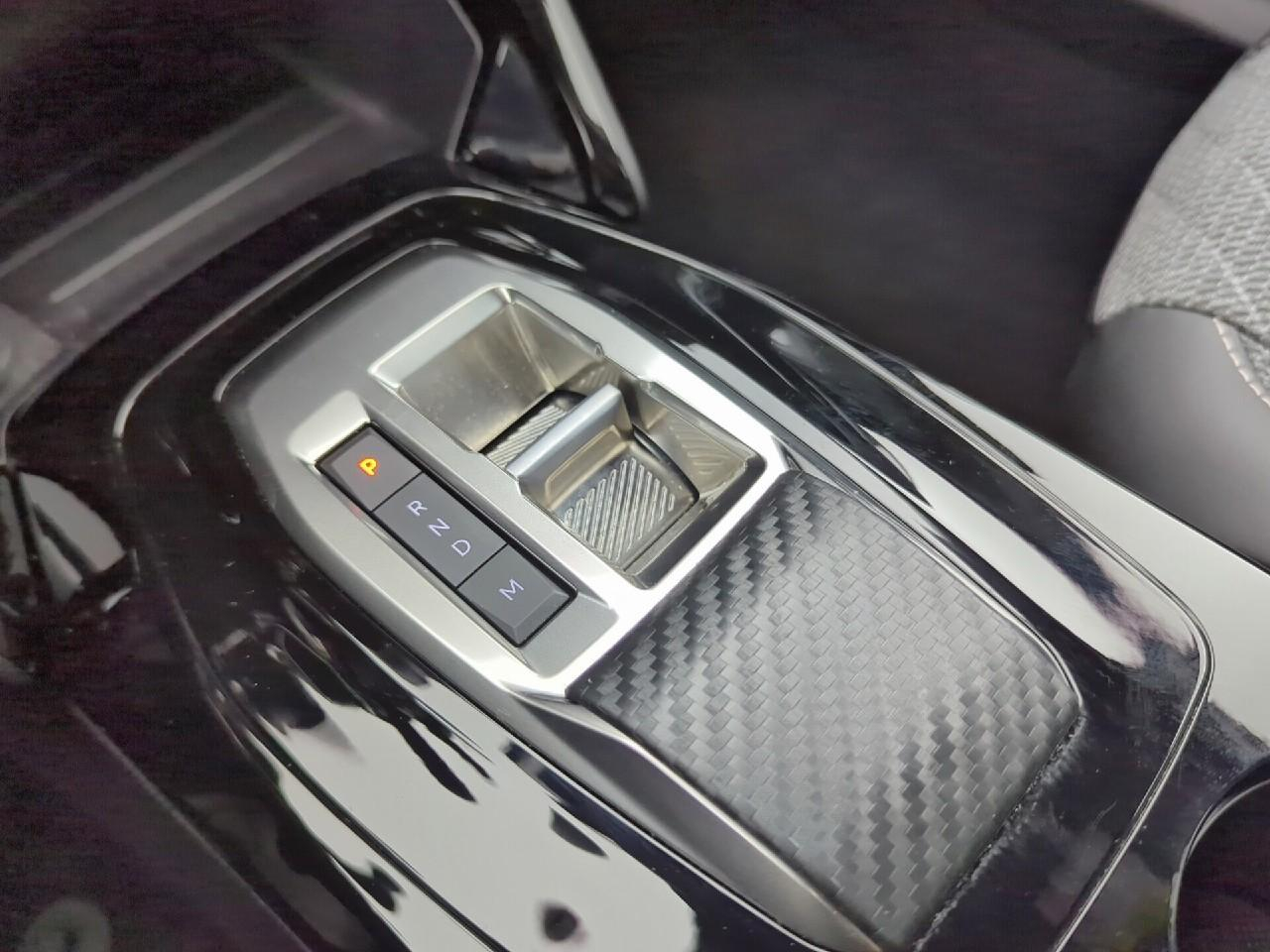Peugeot 2008 hybrid 145 e-dcs6 allure — photo 27