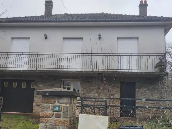 A Dournazac, sur la rue principale une maison des années 197