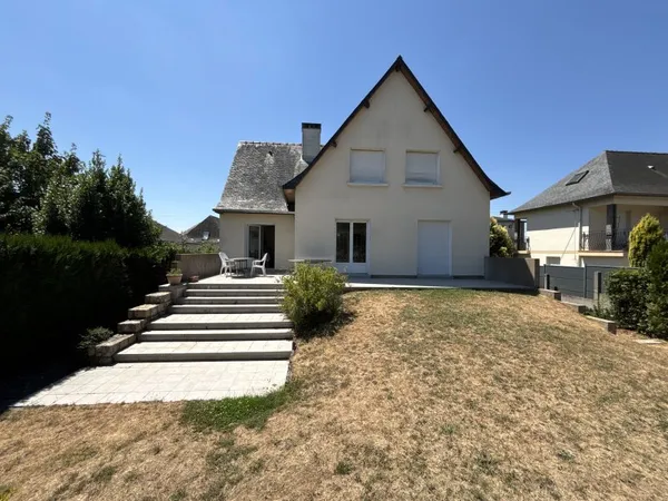 Vend à Laval 5300 Maison lumineuse récente de 9 pièces entourée de jardin avec garage