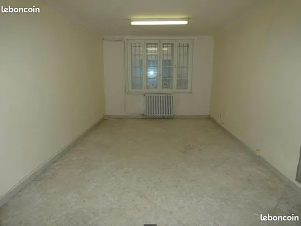 Carcassonne centre : bureaux 78 m² avec cour privative et parking