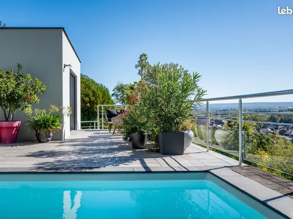 Montbéliard centre : maison d'architecte, 3 chambres, piscine chauffée, vue dominante et dégagée à 1