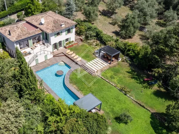 Maison 7 pièces 221 m²