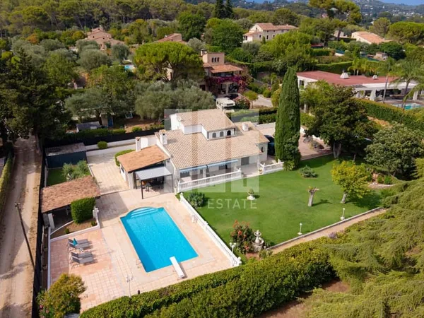 BAISSE DE PRIX - MOUGINS - VILLA 4 CH AVEC PISCINE ET MAGNIFIQUE TERRAIN PLAT