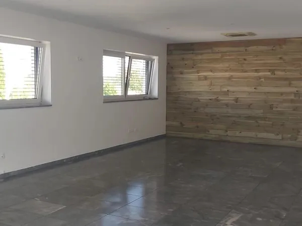 DERNIER ESPACE DISPONIBLE - 20 et 68 m2