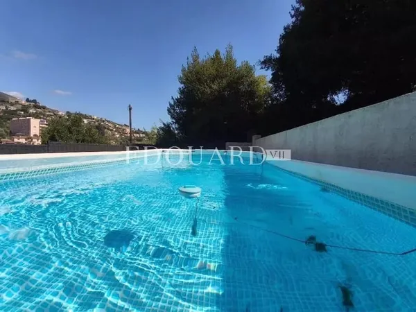Maison individuelle récente, construite sur 1.200 m² de terrain plat, avec piscine hors sol et 30 m²