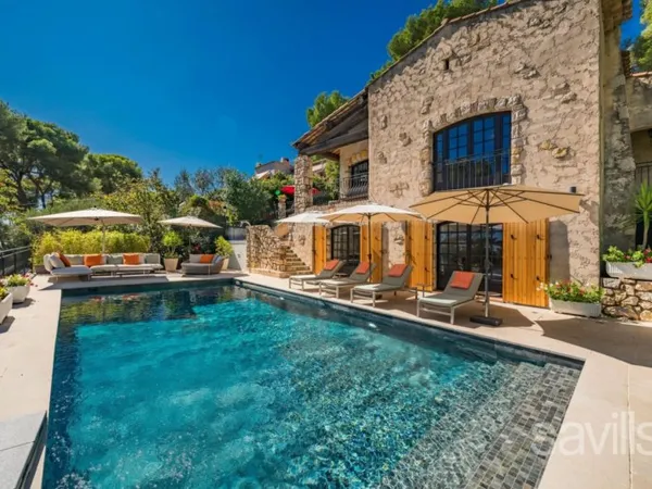 Versant Est, propriété provençale avec vue mer