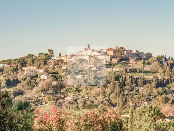 VILLA CONTEMPORAINE – EMPLACEMENT PRIME À MOUGINS
